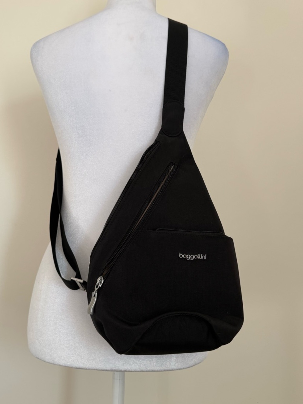 Baggallini Black Sling Mini bag like new